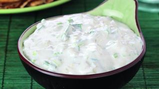 Рецепт Сметанный соус с огурцами и хреном