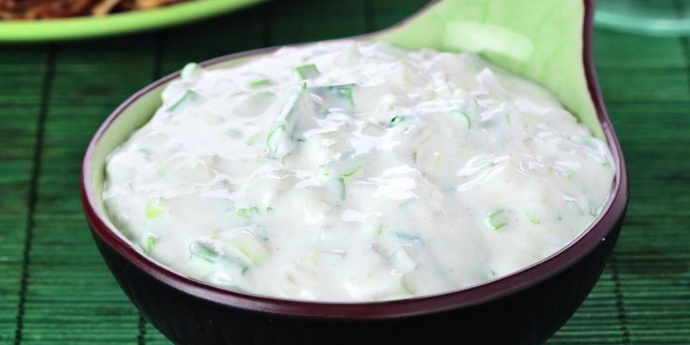 Как приготовить сметанный соус с огурцами и хреном