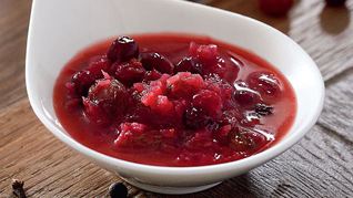 Рецепт Соуса иза клюкв с яблокома и изюмома