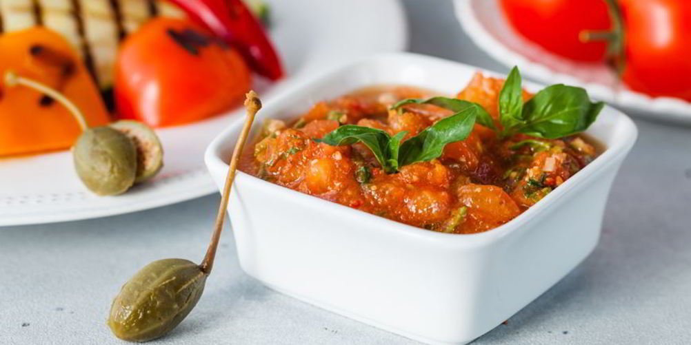 Как приготовить соус из свежих помидоров, каперсов и базилика