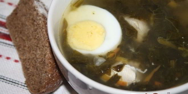 Рецепт зеленый борщ с конским щавелем на куриных грудках