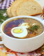 Зеленый борщ со свеклой и зеленым горошком