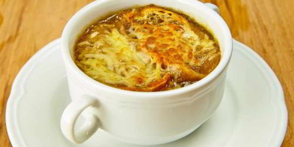 Как приготовить французский луковый суп под сыром