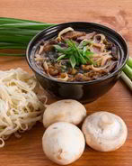 Густой грибной суп с рисовой лапшой по-азиатски