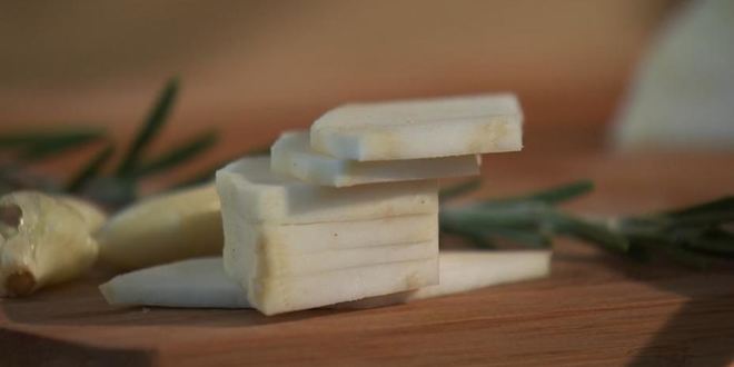 Рецепт крем-суп с чипсами из сельдерея