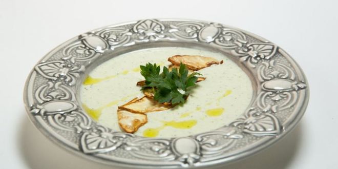 Рецепт крем-суп с чипсами из сельдерея