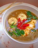 Мисо суп с курицей, грибами и рисовой лапшой