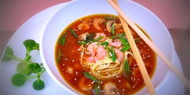 Рецепт мисо суп с курицей, грибами и рисовой лапшой