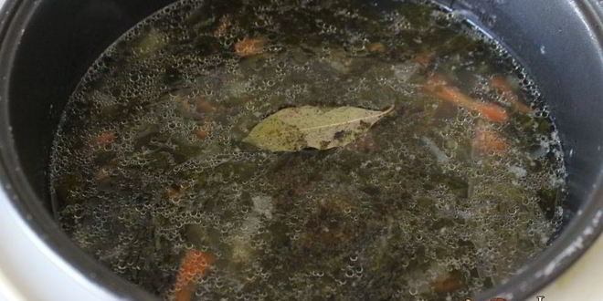 Рецепт мясной суп со щавелем, яйцом и зеленью в мультиварке