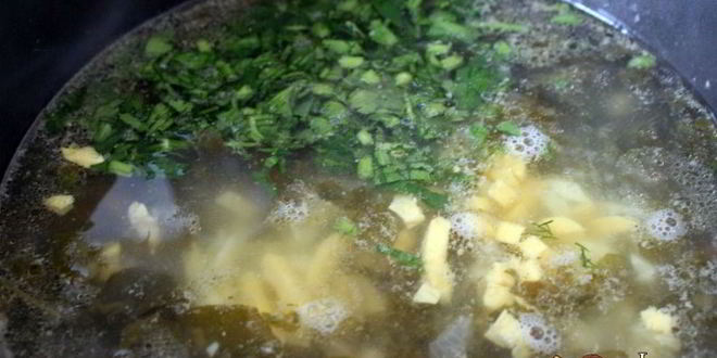 Рецепт мясной суп со щавелем, яйцом и зеленью в мультиварке