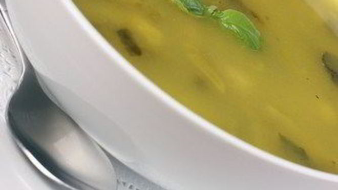 Рецепт Сливочный суп из курицы со шпинатом, сельдереем и зеленым горошком