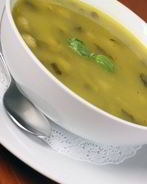 Сливочный суп из курицы со шпинатом, сельдереем и зеленым горошком