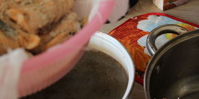 Рецепт суп из хребтов семги с яйцом и сметаной