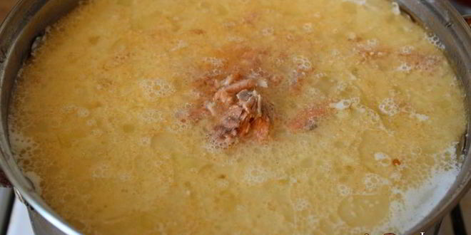 Рецепт суп из хребтов семги с яйцом и сметаной