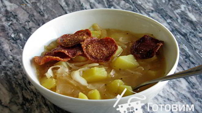 Рецепт Суп из квашеной капусты с чипсами из салями