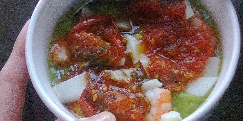 Как приготовить суп-пюре из кабачков с креветками, запеченными помидорами черри и озьим сыром