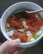 Суп-пюре из кабачков с креветками, запеченными помидорами черри и озьим сыром