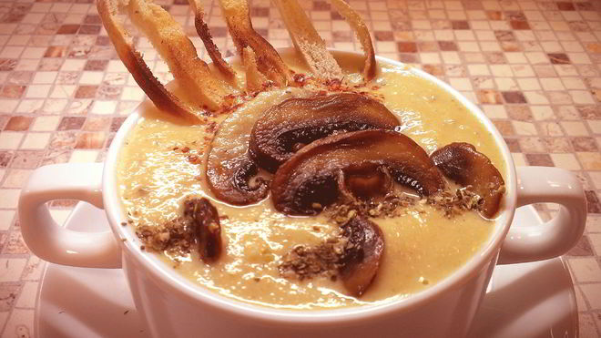 Рецепт Суп-пюре из кольраби с гренками и гарниром из жареных грибов