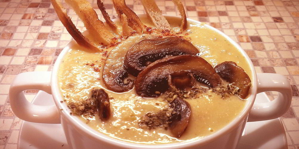 Как приготовить суп-пюре из кольраби с гренками и гарниром из жареных грибов