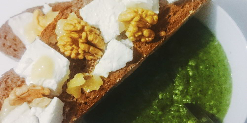 Как приготовить суп-пюре из шпината, цветной капусты и риса с зерновыми тартинами