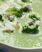 Суп с брокколи и сыром с плесенью