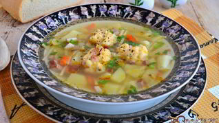 Рецепт Суп с копченой грудинкой и сырными клецками