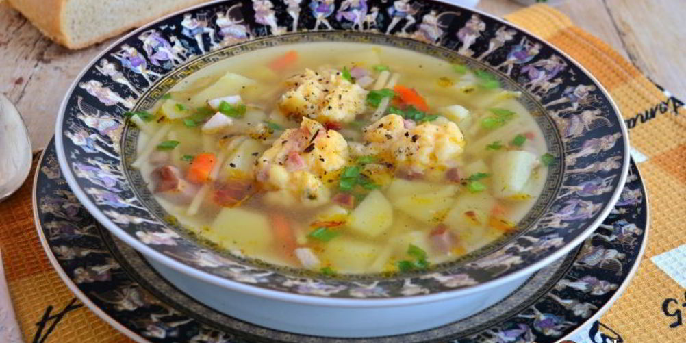 Как приготовить суп с копченой грудинкой и сырными клецками