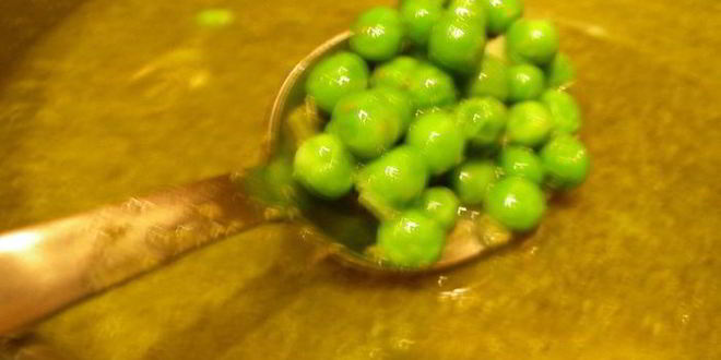 Рецепт суп с зеленым горошком, соусом песто и креветками