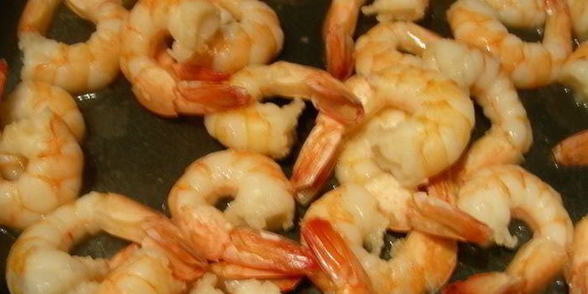 Рецепт суп с зеленым горошком, соусом песто и креветками