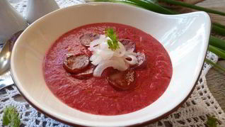 Рецепт Свекольный крем-суп с чоризо и маринованным луком
