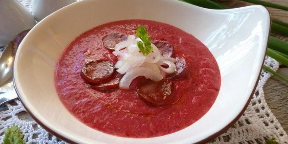 Как приготовить свекольный крем-суп с чоризо и маринованным луком