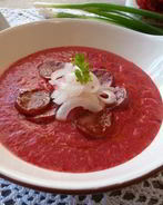 Свекольный крем-суп с чоризо и маринованным луком