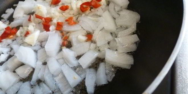 Рецепт свекольный крем-суп с чоризо и маринованным луком