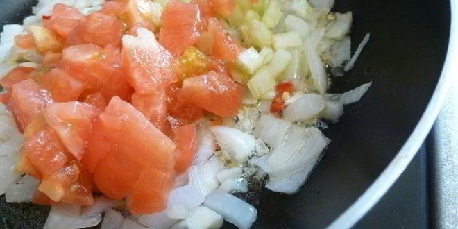 Рецепт свекольный крем-суп с чоризо и маринованным луком