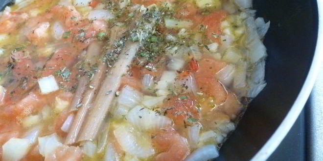 Рецепт свекольный крем-суп с чоризо и маринованным луком