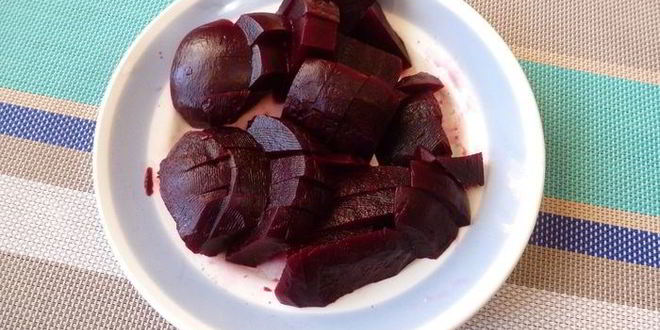 Рецепт свекольный крем-суп с чоризо и маринованным луком