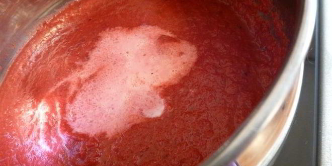 Рецепт свекольный крем-суп с чоризо и маринованным луком