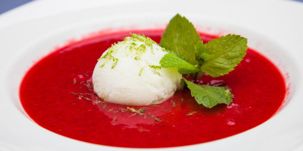 Как приготовить ягодный суп с мятой и базиликом