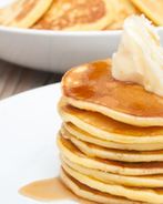 Блины с маслом и кленовым сиропом