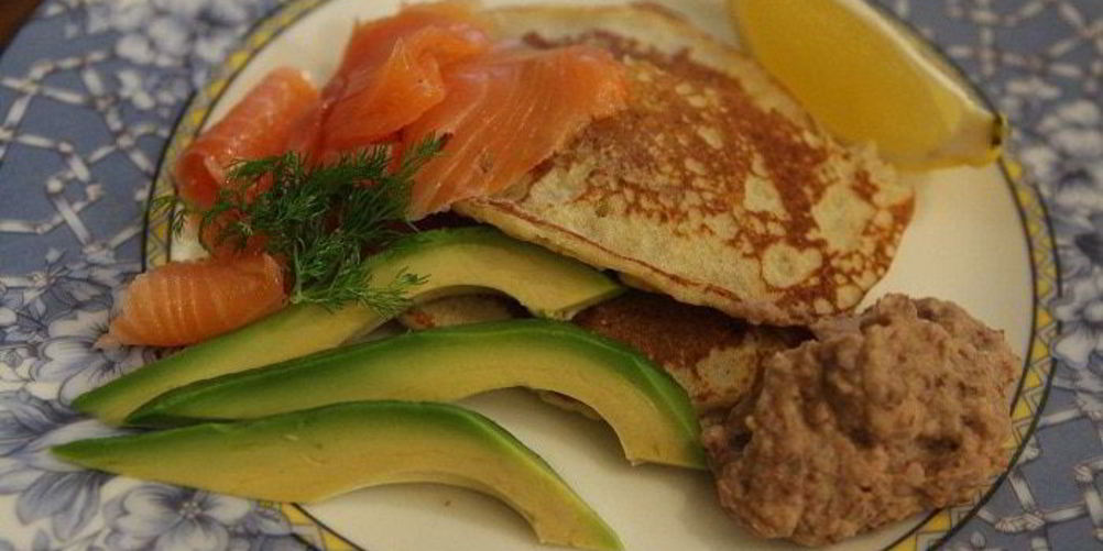 Как приготовить гречневые блины с семгой и хумусом