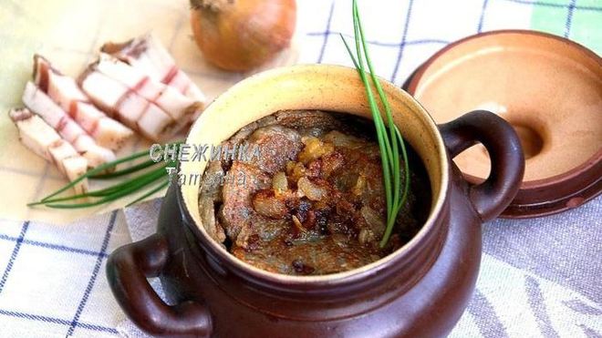 Рецепт Картофельные блины, тушенные в горшочке с салом