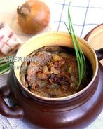 Картофельные блины, тушенные в горшочке с салом