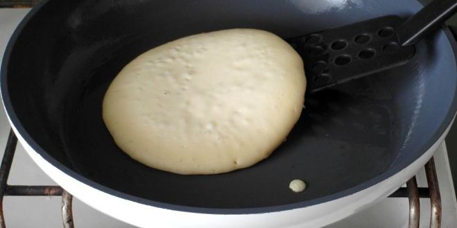 Рецепт скороспелые блины на кефире с двумя начинками