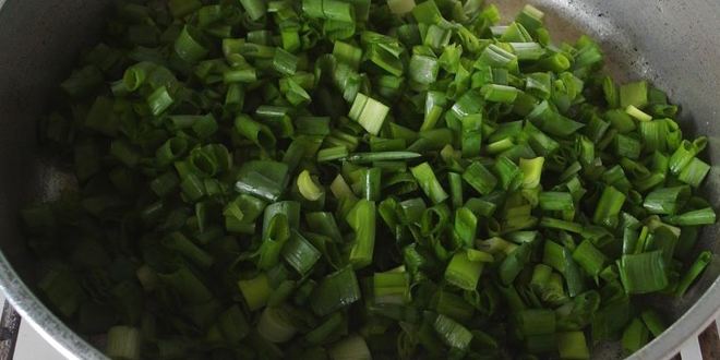 Рецепт скороспелые блины на кефире с двумя начинками