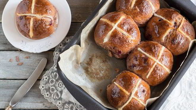 Рецепт Английские крестовые булочки с шоколадом и вишней