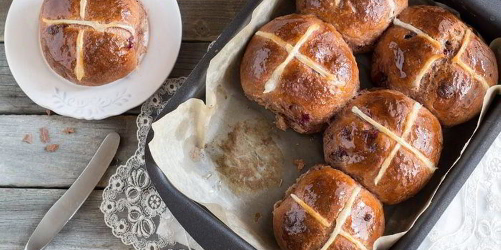 Как приготовить английские крестовые булочки с шоколадом и вишней