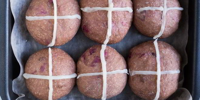 Рецепт английские крестовые булочки с шоколадом и вишней