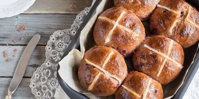 Рецепт английские крестовые булочки с шоколадом и вишней