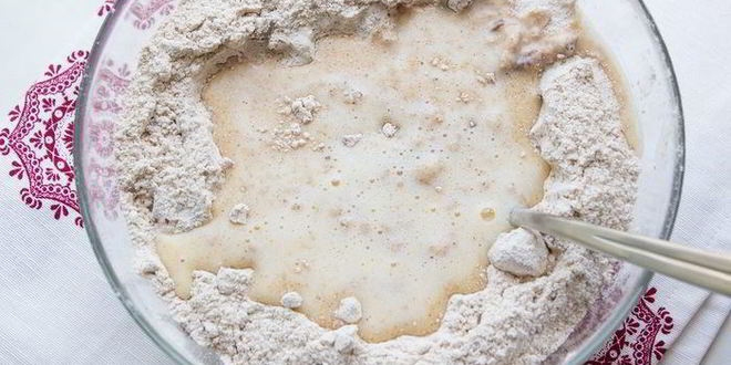 Рецепт английские крестовые булочки с шоколадом и вишней