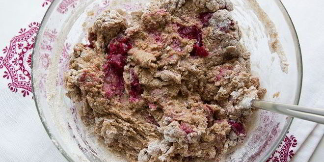 Рецепт английские крестовые булочки с шоколадом и вишней